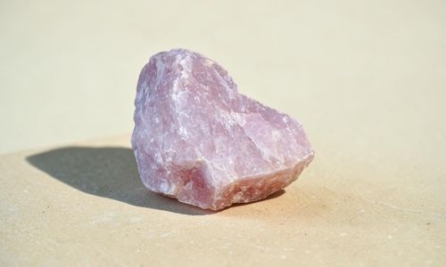 Ce proprietăți are cuarțul roz? Eleganța și simbolistica unei pietre naturale aparte