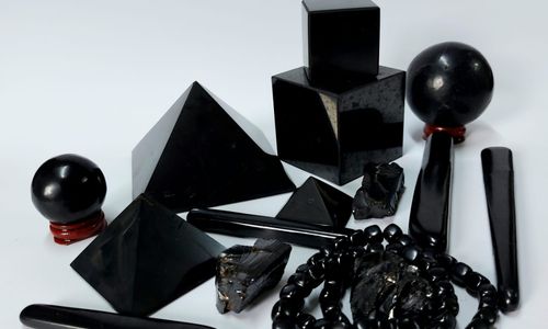 Shungitul- un cristal negru stralucitor