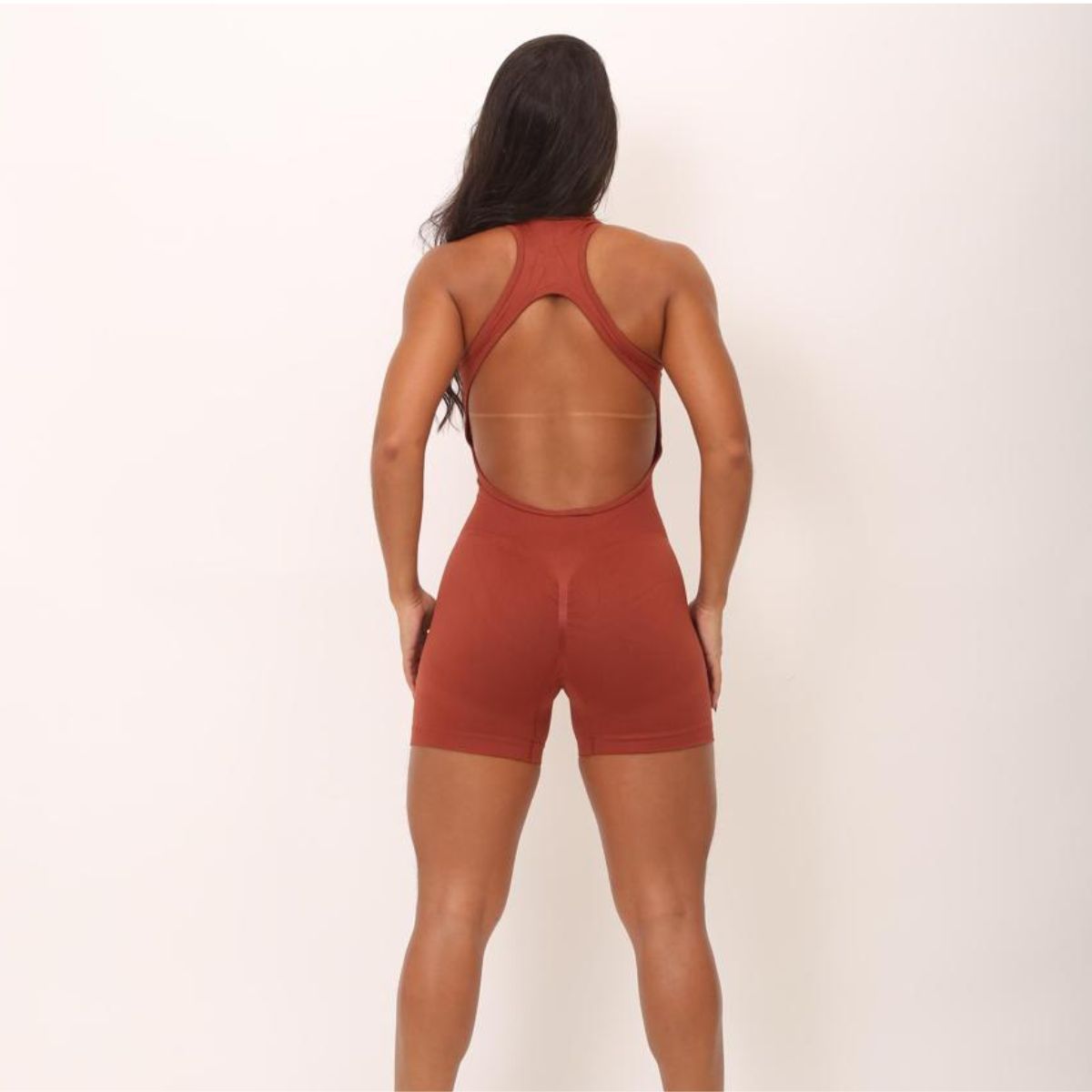 Macaquinho Shorts marrom com costas aberta - Imagem 2