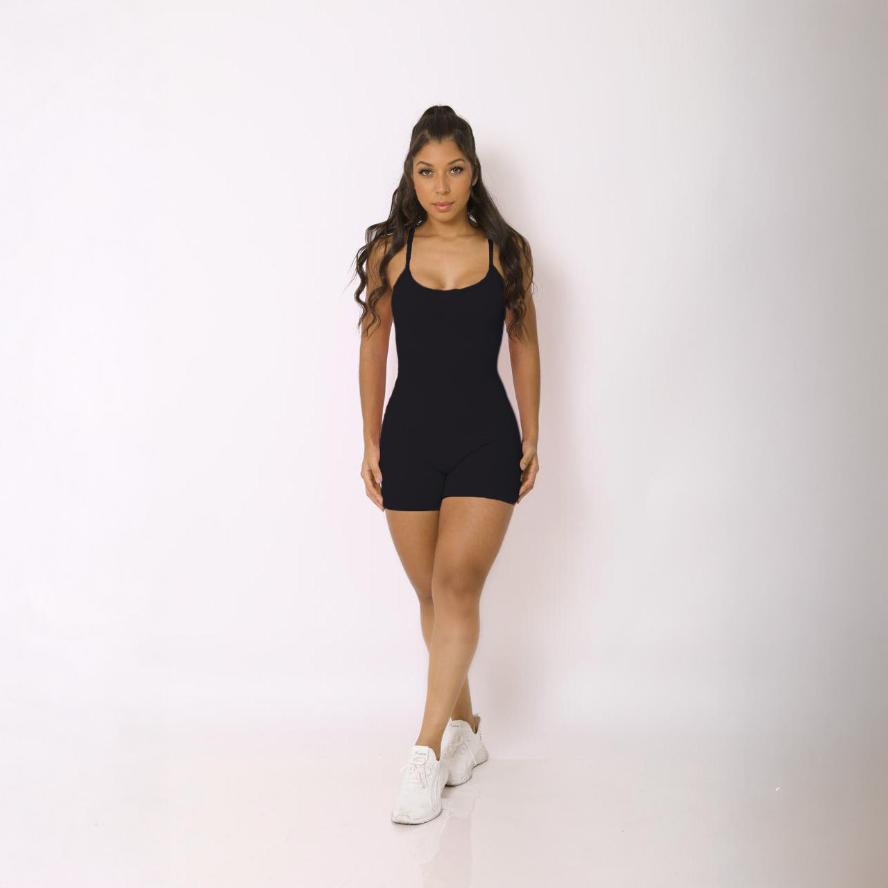 Macaquinho preto com alças reguláveis - Imagem 4