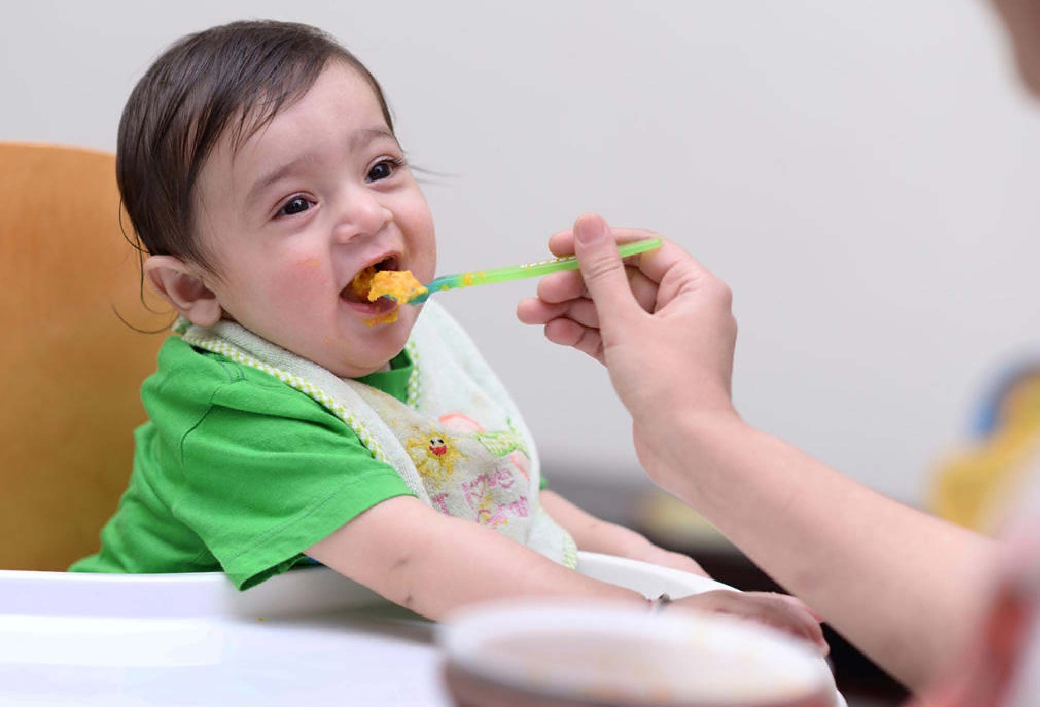 Guide To Start Solid Food For a Baby