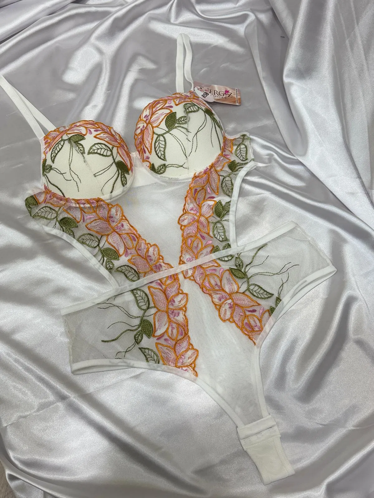 Turuncu ve Yeşil Çiçek Desenli Beyaz Kaplı Brode Bodysuit Ön Görünüm