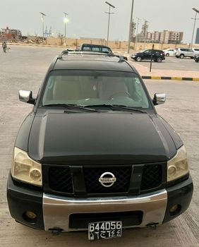 Nissan Armada SUV black color - prix negociable