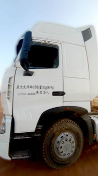 Camion Sino Truck HOWO T7H440 avec remorque, puissant et spacieux, parfait pour le transport de marchandises - Prix négociable