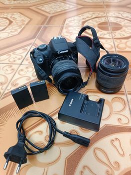 Caméra Canon 2000D avec objectifs et accessoires