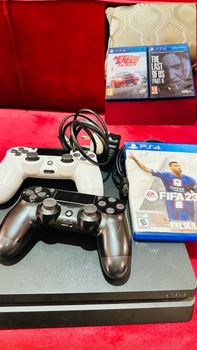 Playstation 4 Slim avec 2 manettes et jeux FIFA et de ton choix