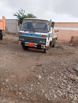 Nissan diesel avec moteur neuf