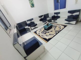 Salon moderne avec tapis inclus - Prix négociable