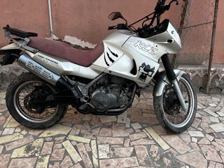 Moto Kawasaki robuste avec pneus cramponnés 650cc