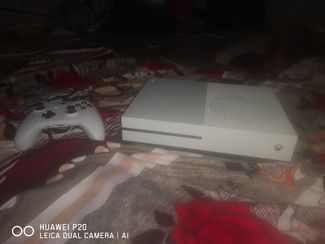 Xbox One S comme neuve avec manette - 25k