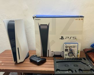 Console PlayStation 5 + FIFA23 et ventilateur de refroidissement - Prix négociable