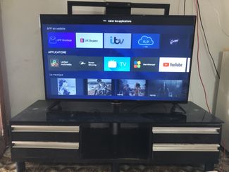 Smart TV 43 + Table pour meubles