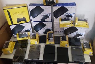 14 console Playstation 2 neuves à vendre avec 18 jeux