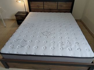 Lit en bois avec armoire et matelas en excellent état - disponible en juin