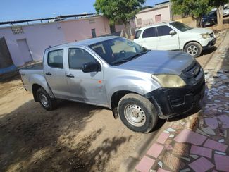 Isuzu D-Max 4x4 Turbo Diesel, double cabine, gris métal, en bon état