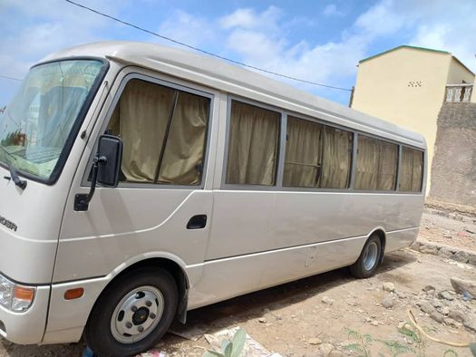 Bus Mitsubishi Rosa climatisé pour location ou transport personnel