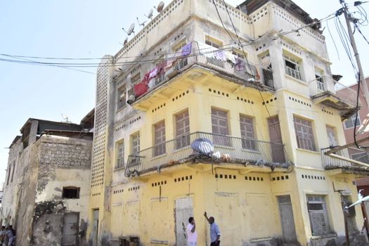 Bâtiment 4 étages, bien construit, emplacement idéal