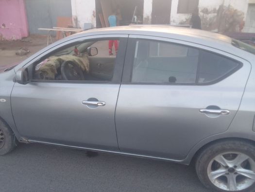 Nissan Sunny 2012, en bon état, moteur neuf