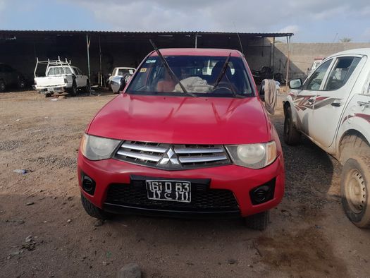 Mitsubishi L200, boîte manuelle, climatiseur en bon état