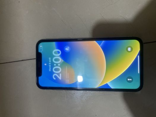 iPhone XR Blanc 40 000 F negociable, excellent état