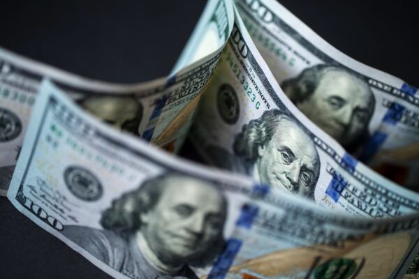 US Dollar Weakens, Commodities and Currencies Eye Economic Data