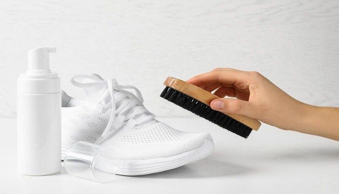 4 Cara Mencuci Sepatu Putih Agar Tidak Kuning