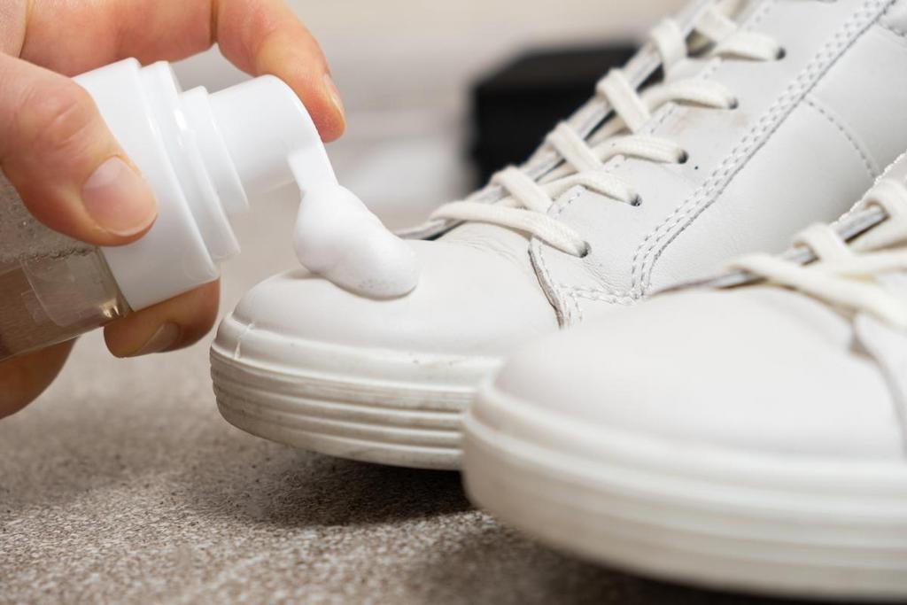 Cara Mencuci Sepatu Putih Agar Tidak Kuning