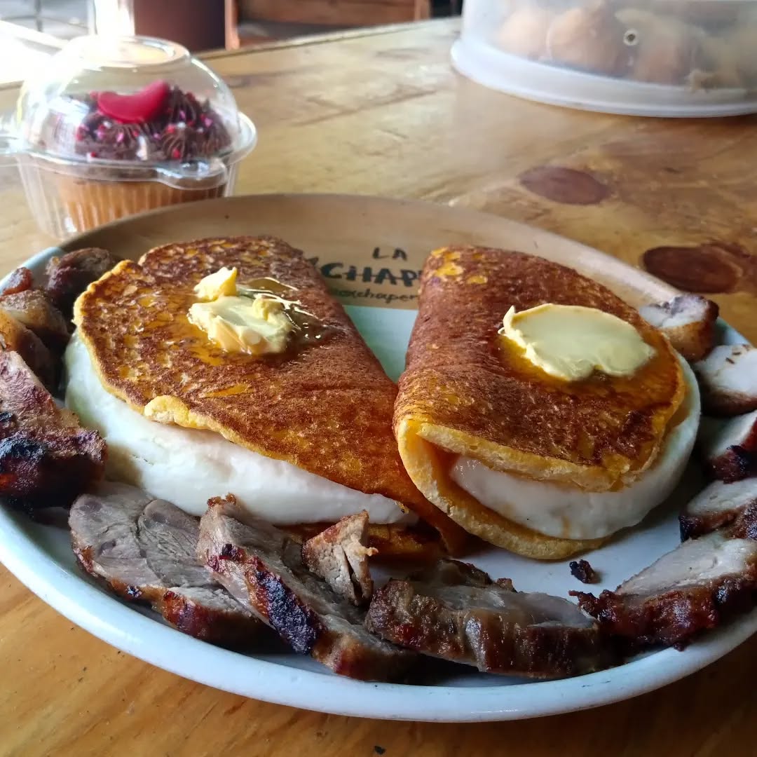 Cachapa con queso y cochino frito
