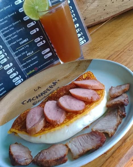 Cachapa con queso, chorizo y cochino frito