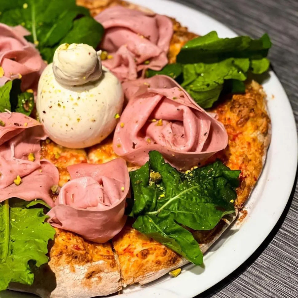 Mortadela, burrata y pistacho