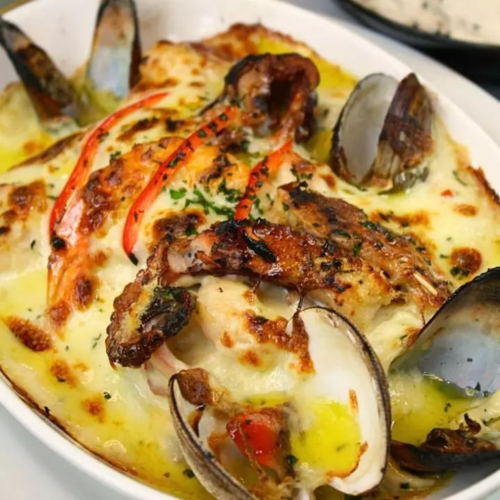 Cazuela de Mariscos al Graten