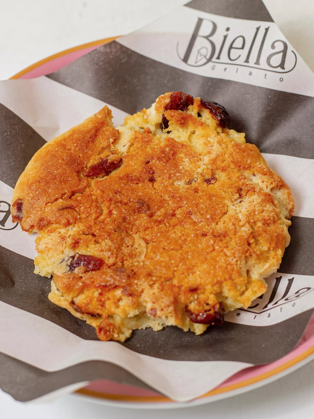Galleta de chocolate blanco con arándanos