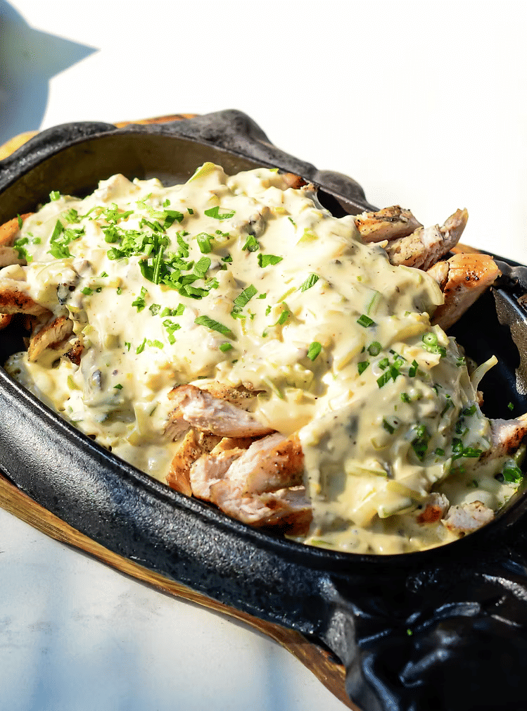 Pollo al grill con salsa de ajoporro