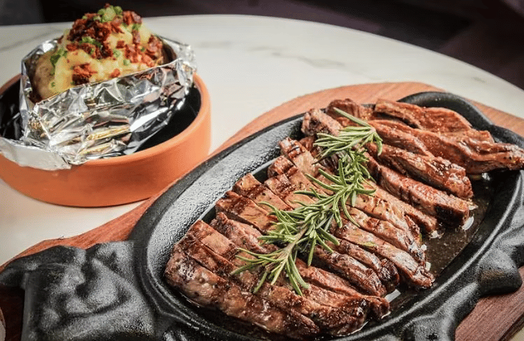 Lomito al Grill con Mantequilla de Romero en Plato Caliente