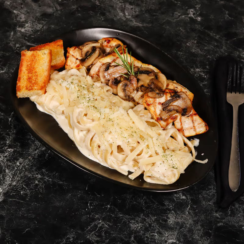 Alfredo con Pollo y Champiñones
