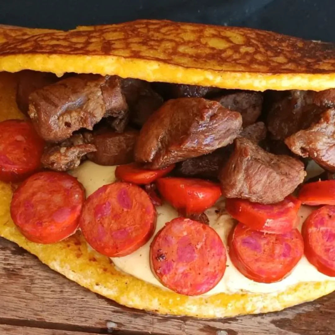 Cachapa con queso, chorizo y cochino