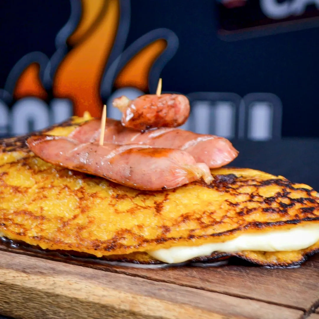 Cachapa con queso y chorizo