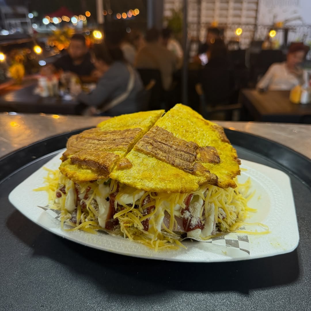 Patacón de pollo mechado