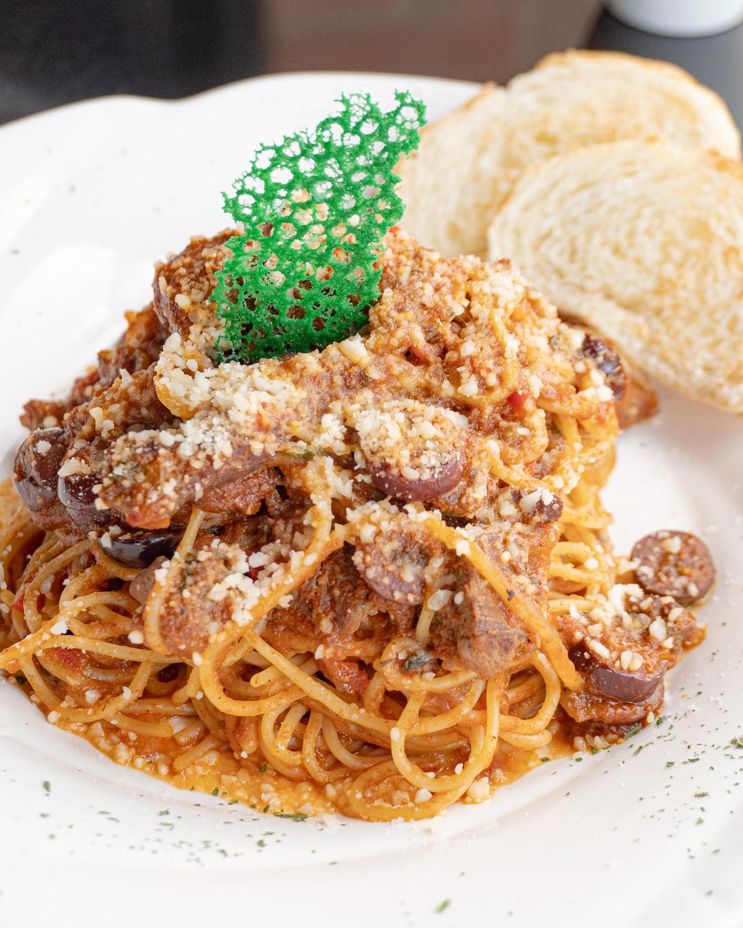 ¿Buscas un menú ejecutivo que te resuelva el almuerzo en la oficina? 🤔

Tenemos los mejores preparados para ti ✅

¿Qué esperas para pedir el tuyo? 🍽️

📍 Estamos ubicados en el Círculo Militar Las Delicias