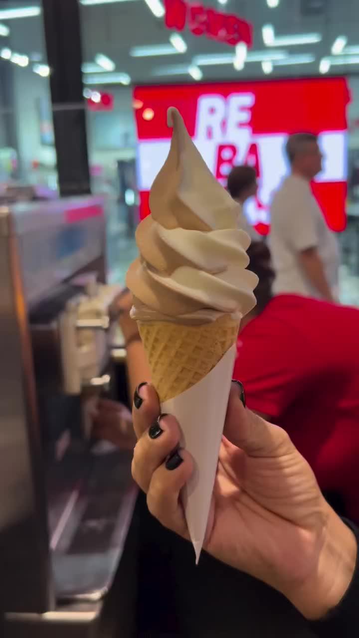 Barquillas crujientes y helado cremoso, la combinación perfecta para endulzar tu día.🍦
¿Cuál es tu sabor favorito? 🤔