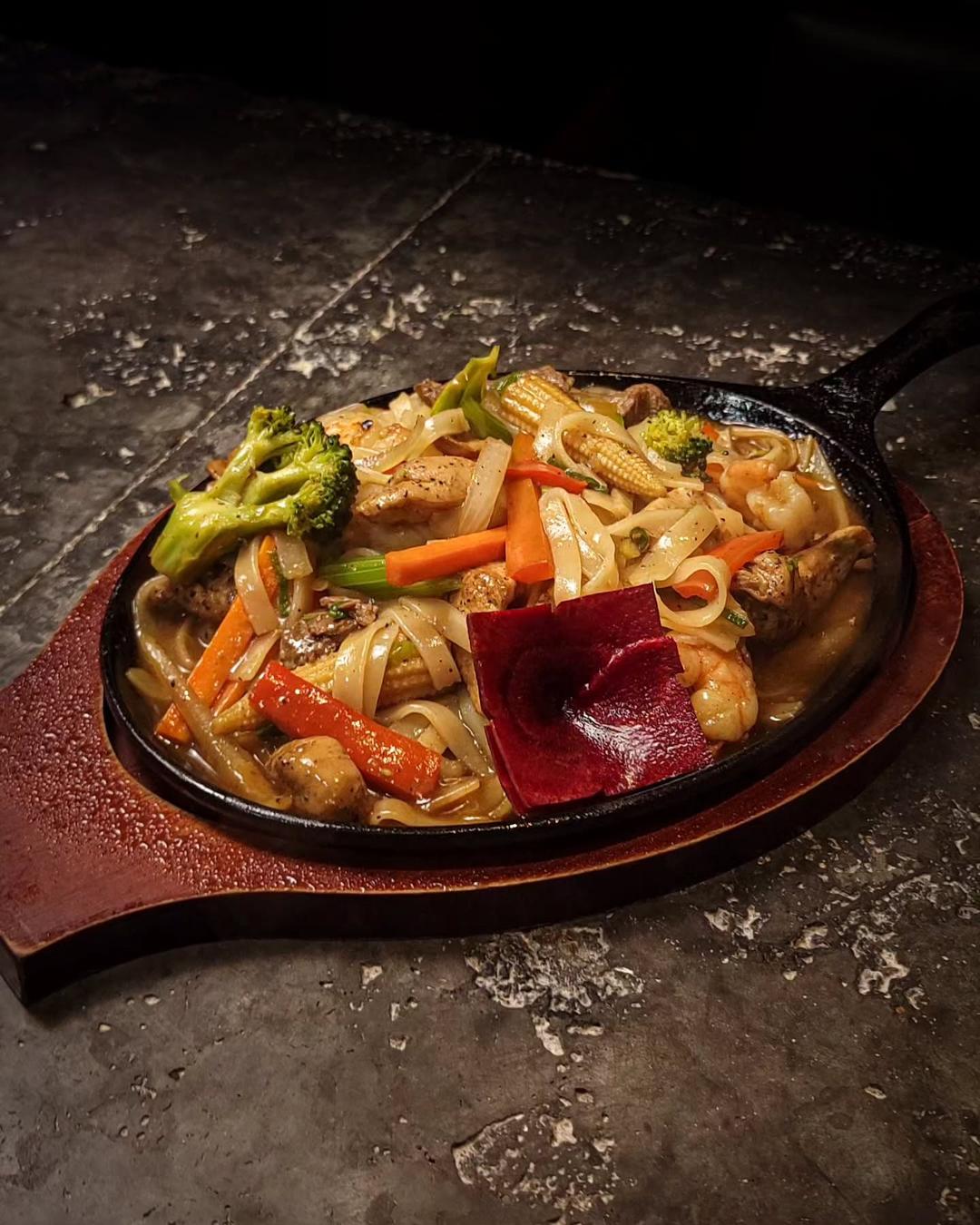Zhuba te invita a descubrir la magia de nuestro wok, donde la tradición y la innovación se fusionan en cada creación.

Si eres de paladar exigente y aprecias los sabores auténticos, reserva tu mesa y adéntrate en un universo de sensaciones culinarias que te transportarán a tierras lejanas. La experiencia ZHUBA te espera.