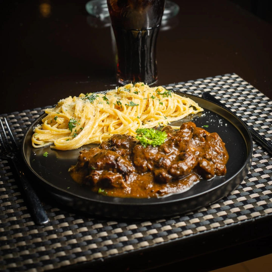 Esta promo de Pasta Alfredo con Ossobuco + refresco es impelable, una comida perfecta para restaurar tu día de trabajo.
Ref. 8