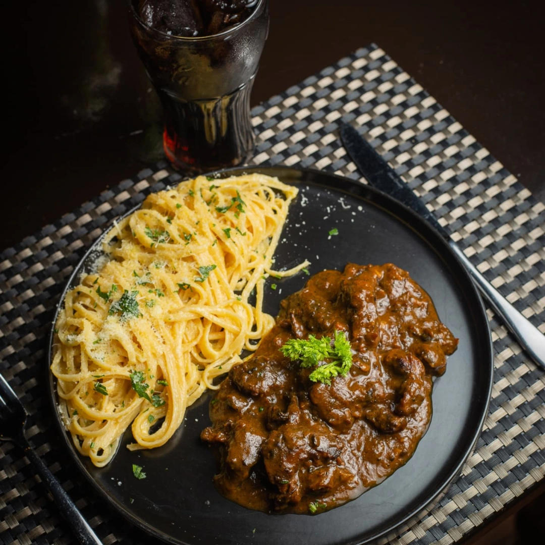 Esta promo de Pasta Alfredo con Ossobuco + refresco es impelable, una comida perfecta para restaurar tu día de trabajo.
Ref. 8