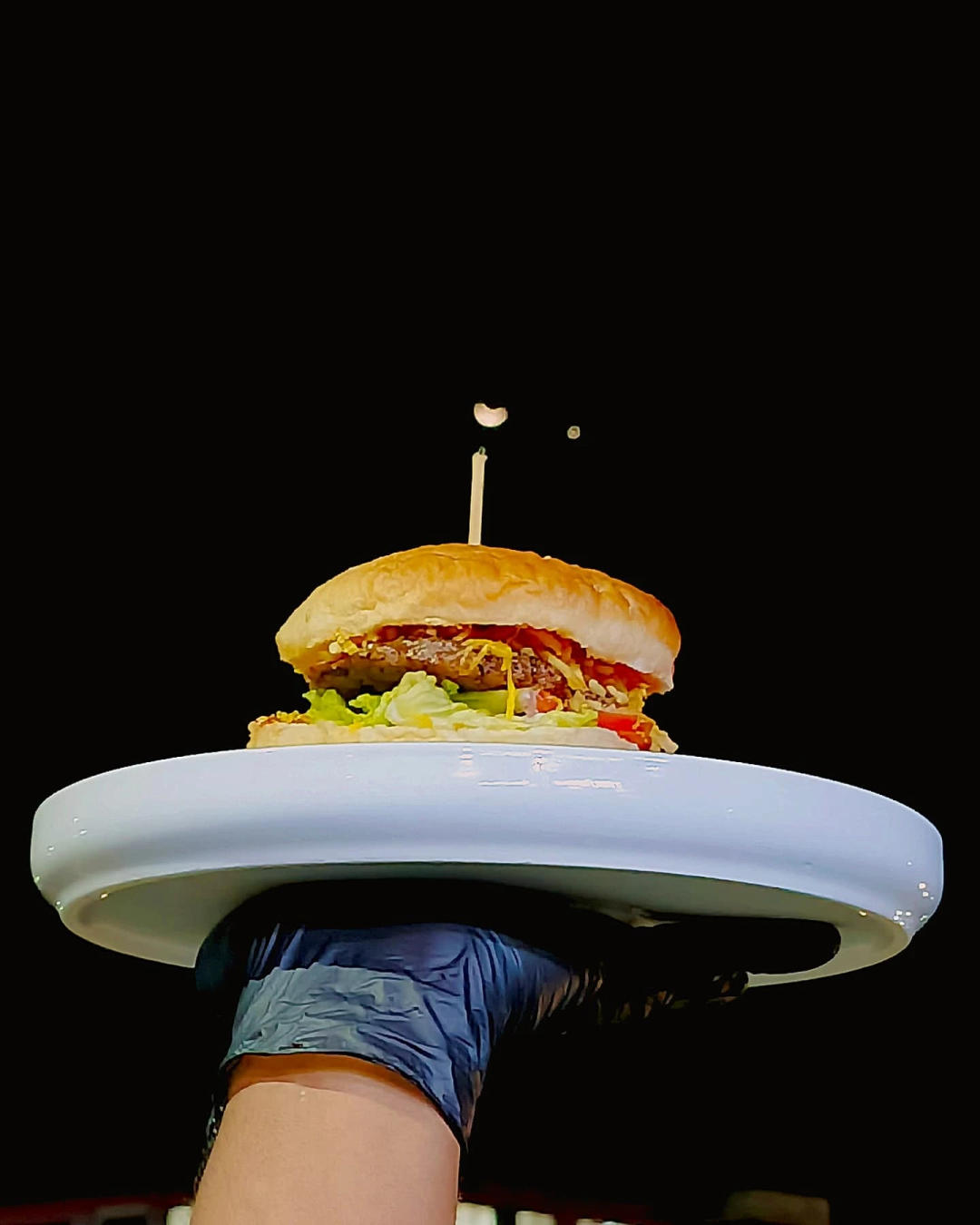 💥¡Atención, amantes de la adrenalina!💥

Presentamos la hamburguesa Apache, un desafío para los paladares más audaces. ¿Estás listo para despegar? 🚁

"La Apache es una explosión de sabor en cada bocado, tan potente como el helicóptero que la inspira. Con su carne jugosa, empanizado crujiente y una combinación de ingredientes explosivos, esta hamburguesa te dejará sin aliento. 🔥🔥