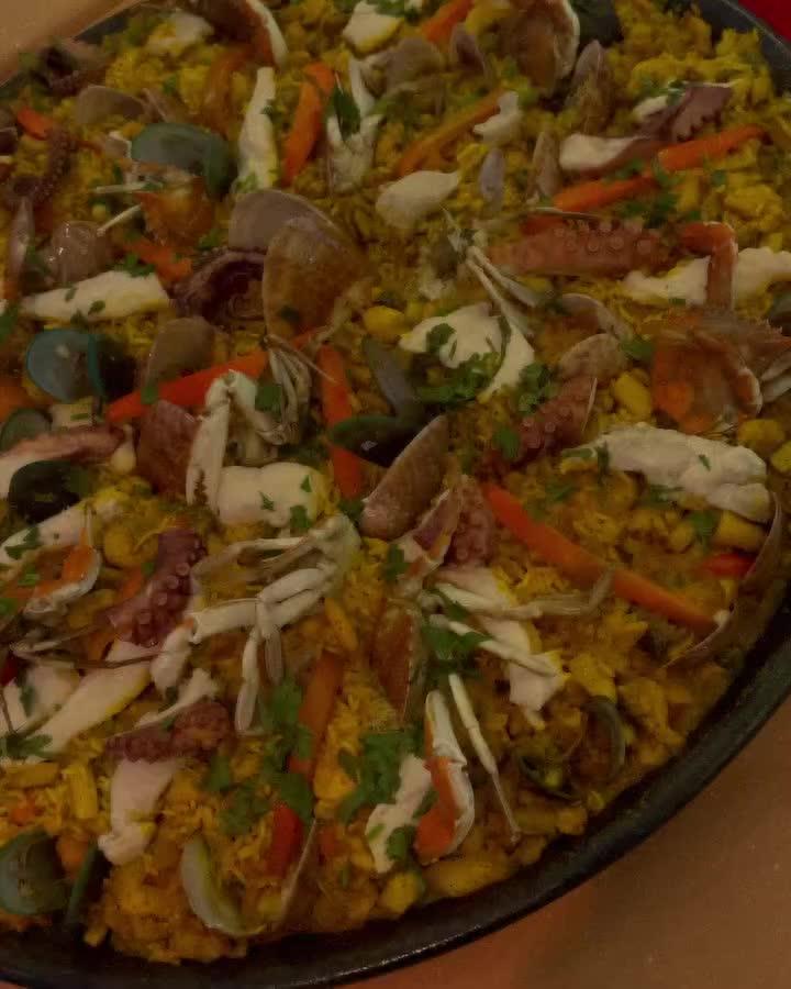 Venir a De Luces? No es solo a comer… El trato es único y la atención inigualable⚜️🍽️

📍Encuéntranos en la av. 19 de abril, justo al frente de la plaza de toros, Maracay.
📲Información más detallada 0424-3554721