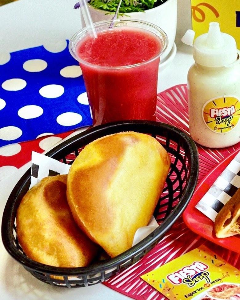 Un buen día inicia comiendo un par de empanada doraditas y crujientes 🤤 así que no olvides que abrimos desde las 6:30 am ☀️
