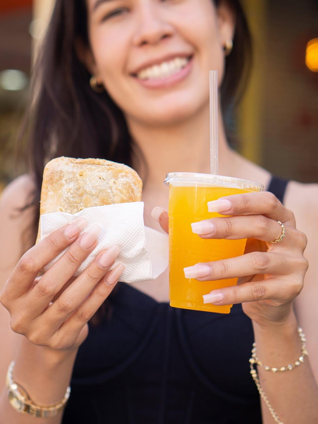 Así se ve tu sonrisa cuando pruebas nuestros pastelitos… y la acompañas con tu bebida favorita 🥐✨