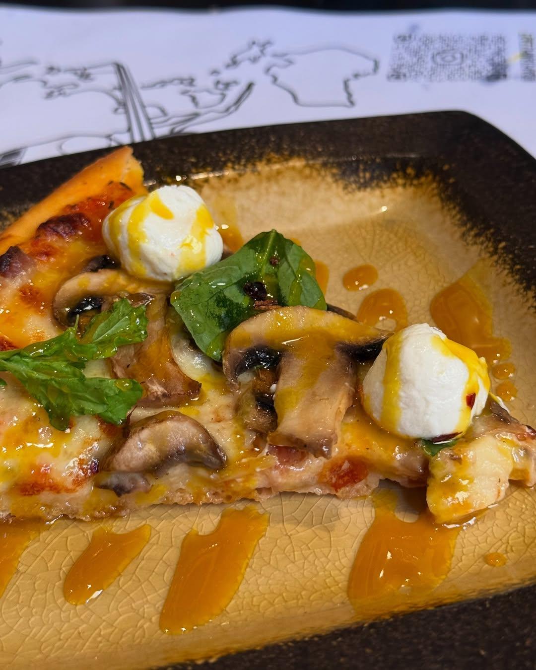 Esta combinación de queso de cabra y miel nos tiene fascinados❤️ acompañado de champiñones y rúcula, simplemente una pizza de altura