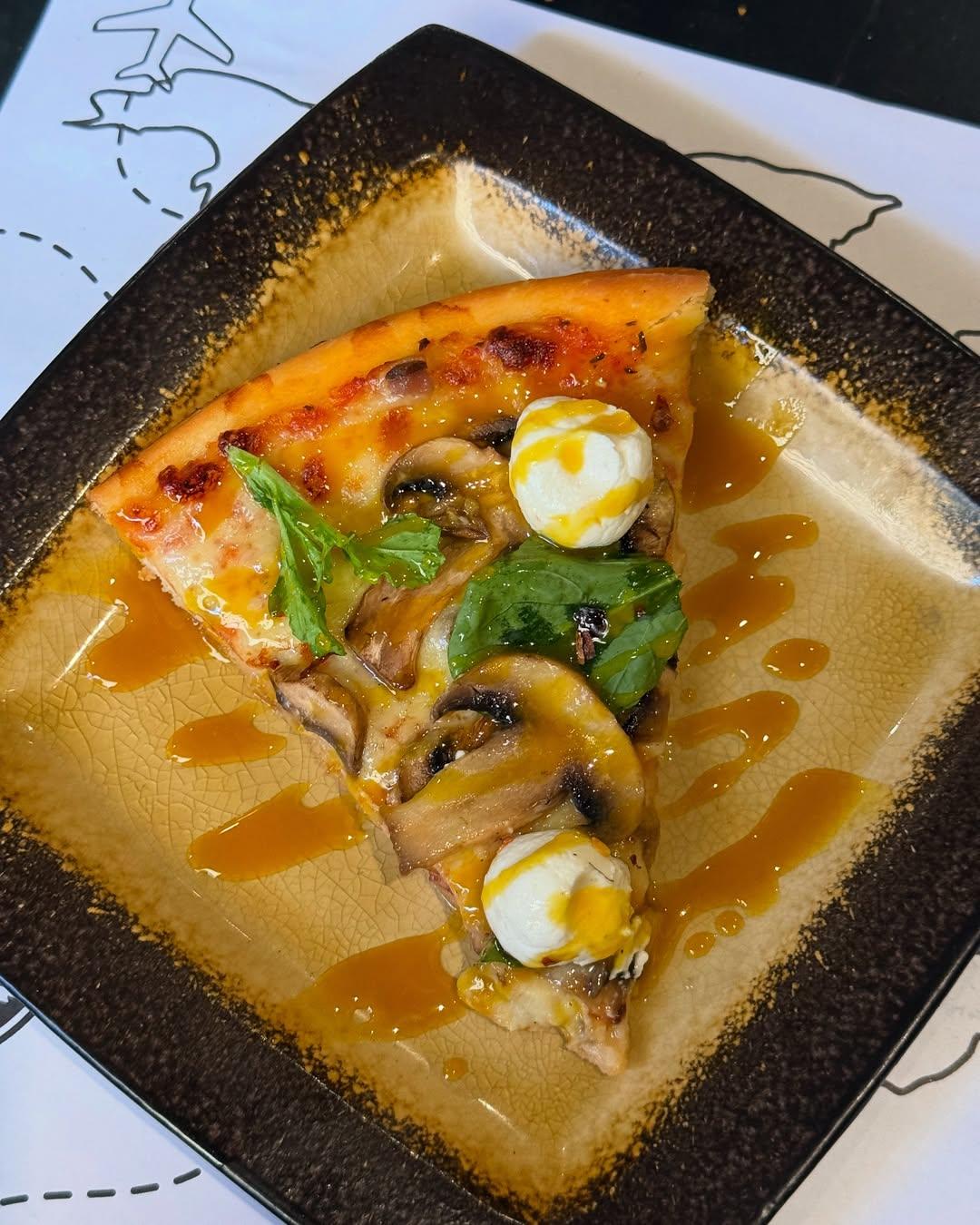 Esta combinación de queso de cabra y miel nos tiene fascinados❤️ acompañado de champiñones y rúcula, simplemente una pizza de altura