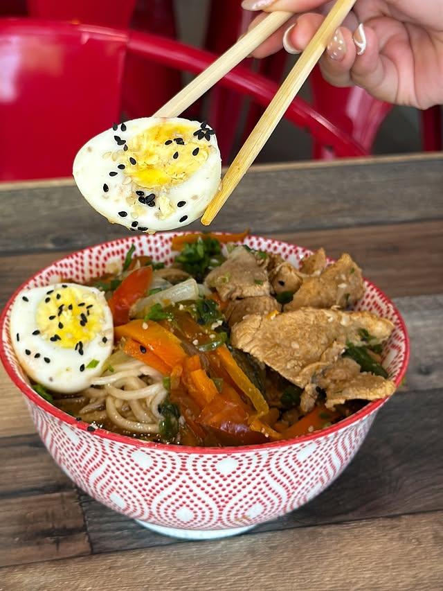 El ramen de cerdo que tu día necesita ya está servido🍜✨

Fresco, auténtico, al mejor estilo Wokshi ¡te esperamos!🔥🤩